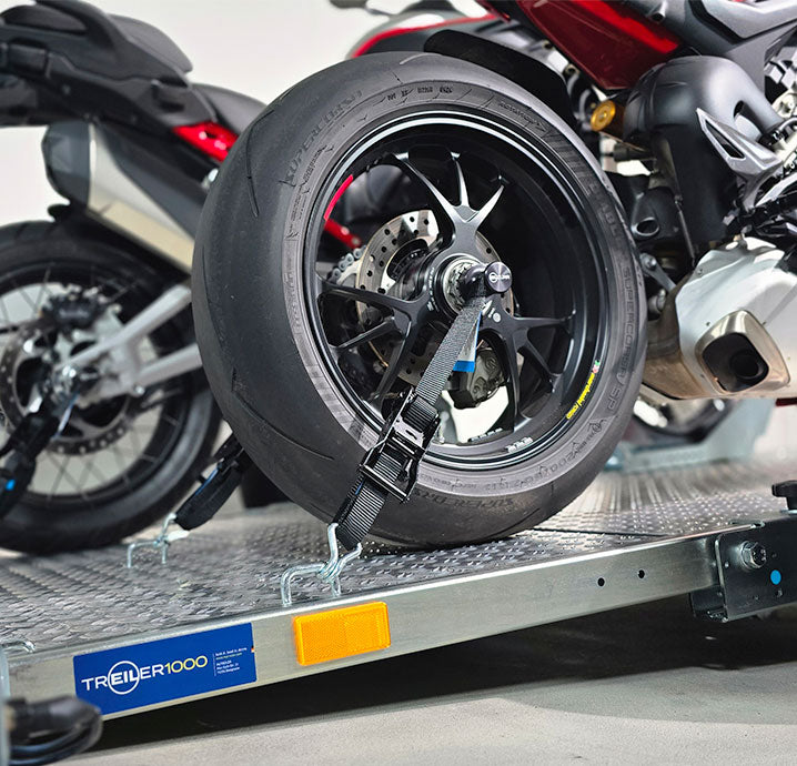 Zwei Motorräder auf dem TREILER 1000 mit EILZURR-Verzurrung gesichert.