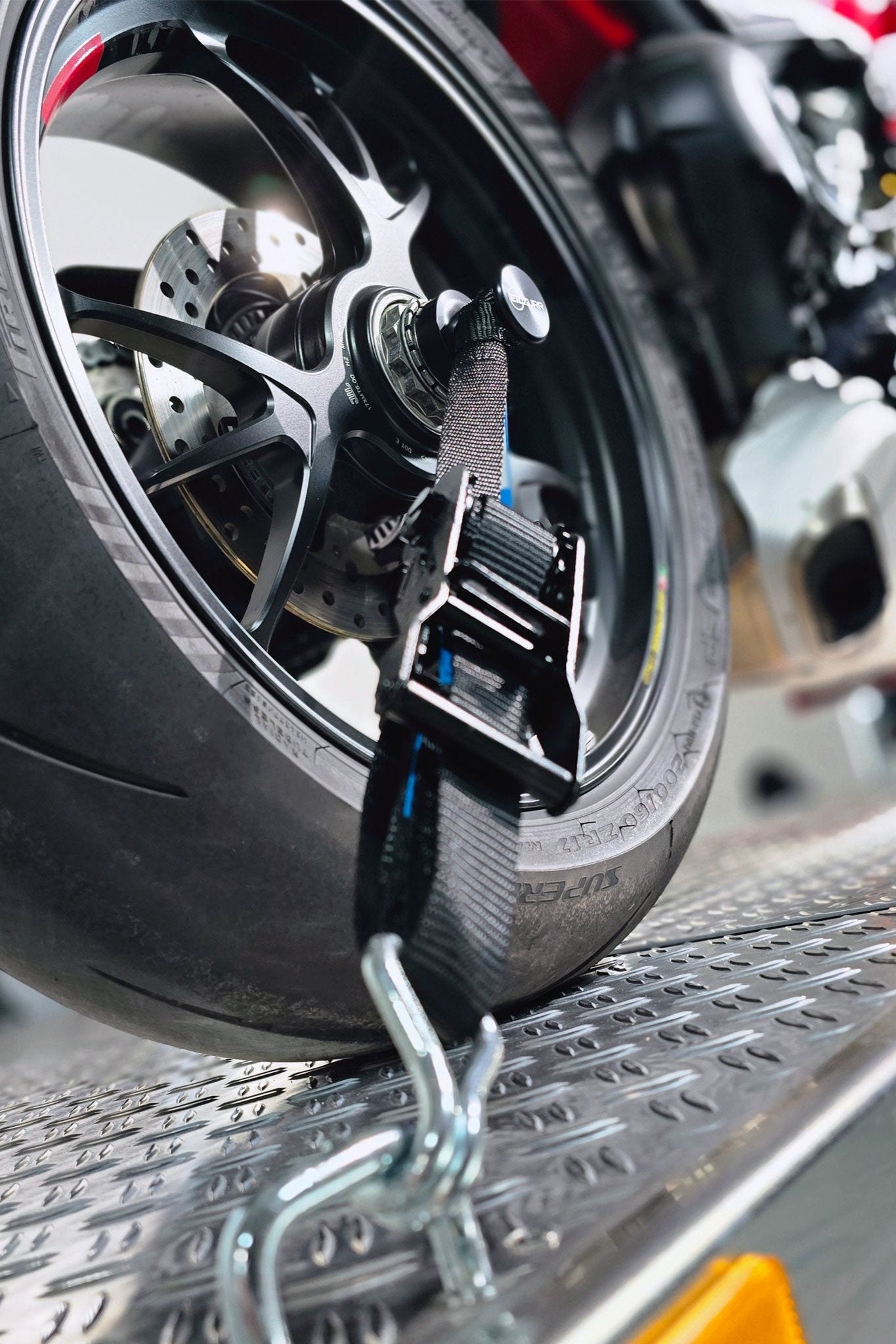 Ducati hinten mit EILZURR-Verzurrung gesichert.