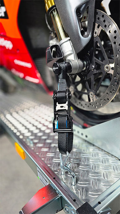 TREILER 1000 mit einer roten Ducati, gesichert mit EILZURR-Verzurrung.